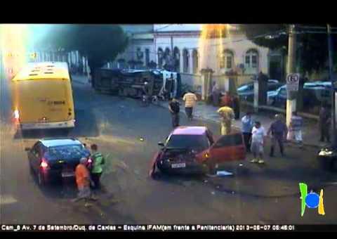 Microônibus capota após colisão com carro de passeio em Manaus. Veja vídeo